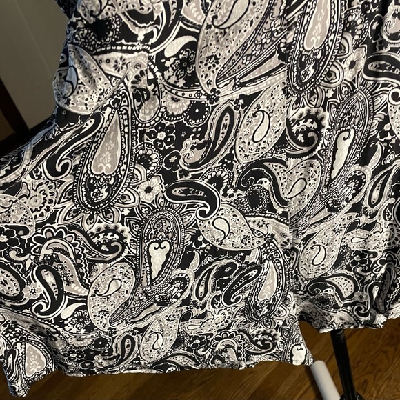 NWT Forever 21 shorts romper. Sz L One piece with shoulder ties.Black & White - Picture 4 of 6